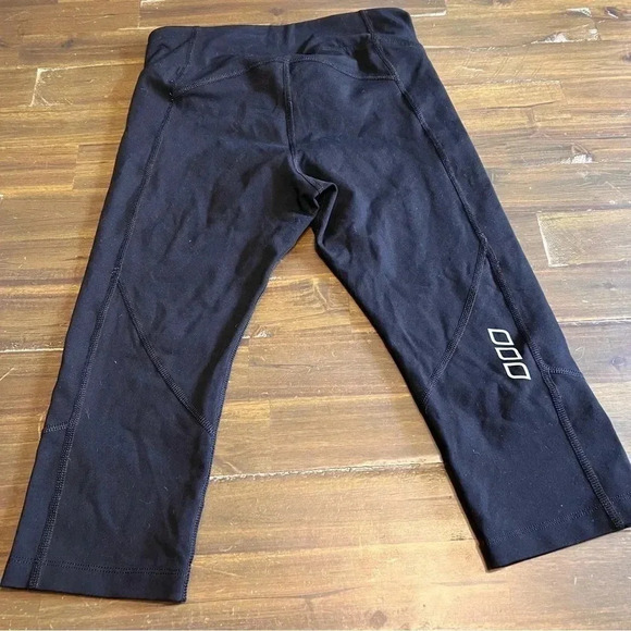 Lorna Jane Pants - Lorna Jane Black Logo Capri Athletic Yoga Small Cropped Leggings
